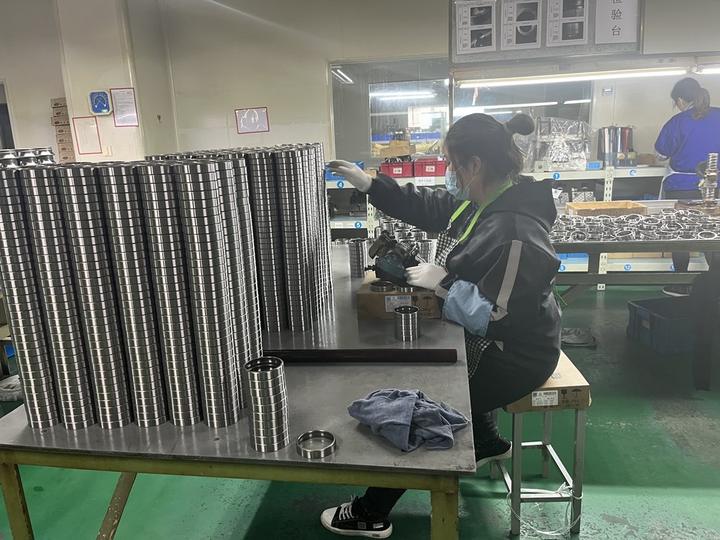 金屬軸承和鋼製軸承的（de）區別（bié）